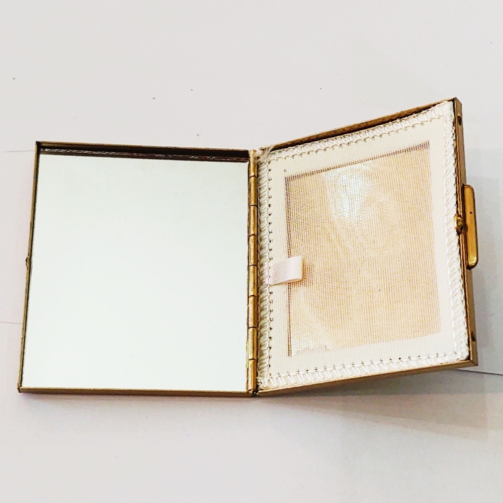 Vintage 1970s Gold Lamé Clutch with Compact - Picture 5 of 10